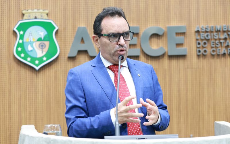PT Ceará suspende filiação de suplente de deputado preso por importunação sexual