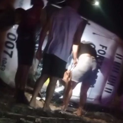 Topic capota após bater em animal em estrada escura entre Chorozinho e Quixadá, no Ceará
