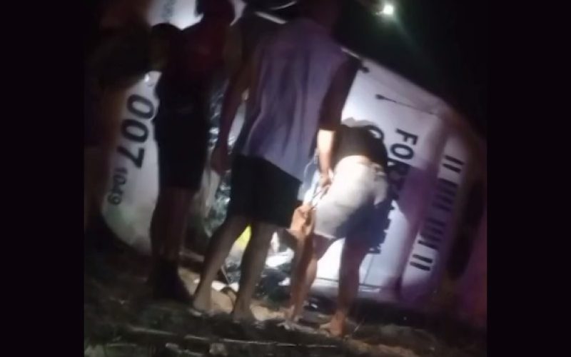 Topic capota após bater em animal em estrada escura entre Chorozinho e Quixadá, no Ceará