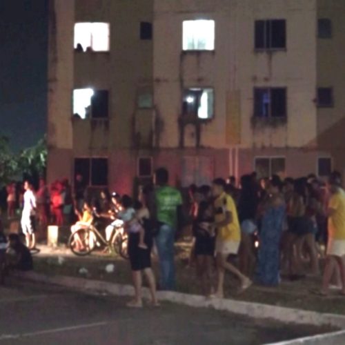 Mulher com tornozeleira eletrônica é morta a tiros em calçadão de residencial no Ceará