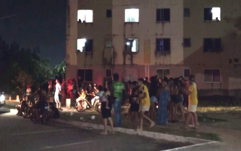 Mulher com tornozeleira eletrônica é morta a tiros em calçadão de residencial no Ceará