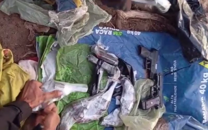 Dois homens são presos com 8 kg de drogas e 7 armas de fogo em Sobral, no Ceará