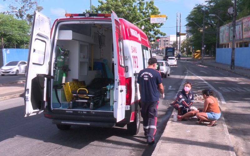 Avenida em Fortaleza tem sequência de acidentes com motos após derramamento de óleo