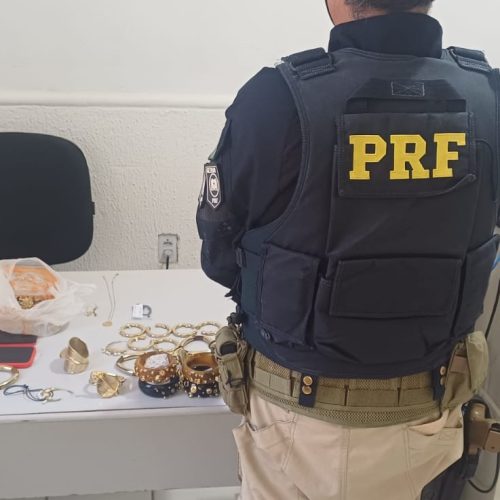 PRF apreende grande quantidade de joias e semijoias furtadas em táxi no litoral do Ceará