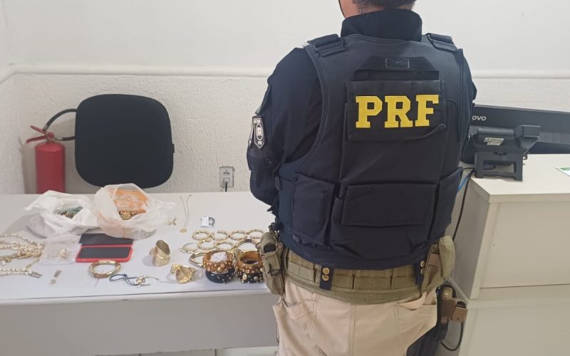 PRF apreende grande quantidade de joias e semijoias furtadas em táxi no litoral do Ceará