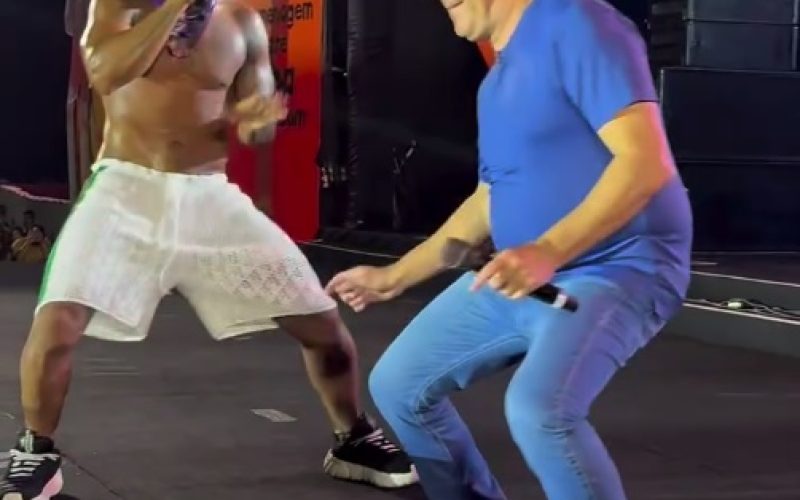 Evandro Leitão dança “Batedeira” com Kanalha em show no Pré-Carnaval de Fortaleza