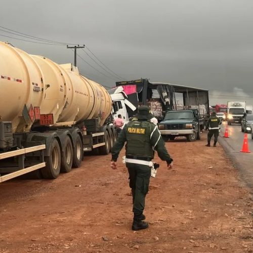 Acidente entre dois caminhões deixa um dos motoristas ferido em Maracanaú, no Ceará