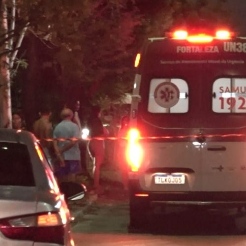 Motociclista morre ao perder o controle e colidir em árvore, em Fortaleza