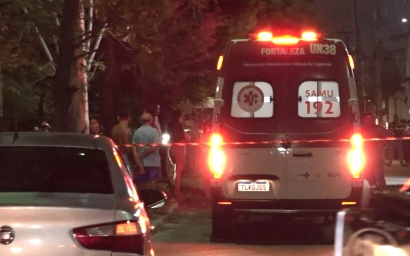 Motociclista morre ao perder o controle e colidir em árvore, em Fortaleza