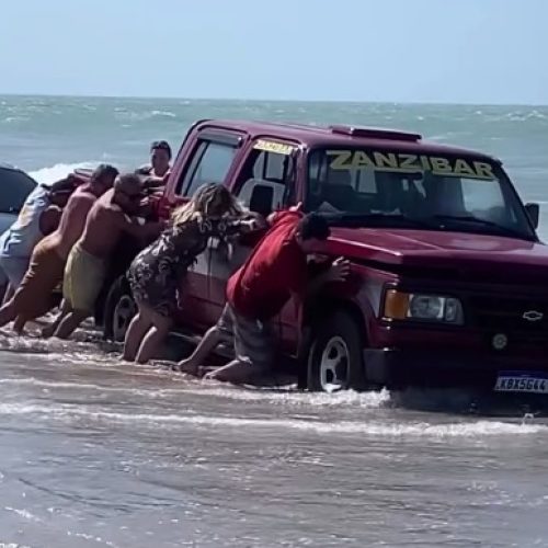 Carros ficam atolados em praia no Ceará após maré subir; confira o vídeo