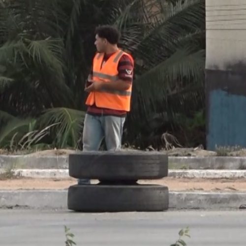 Pneus de caminhão se desprendem e atingem carro em rodovia movimentada no Ceará
