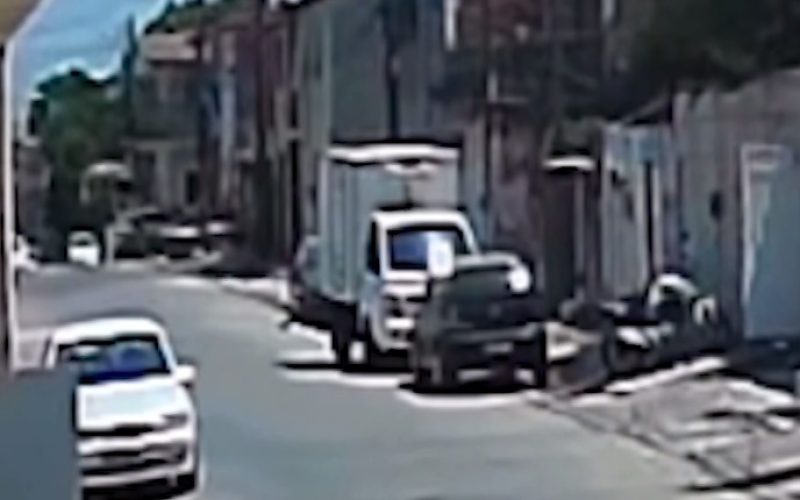 Homem é flagrado furtando mercadorias de caminhão, em Fortaleza, enquanto o motorista almoçava