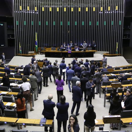 Câmara aprova de madrugada projeto que enfraquece licenciamento ambiental; saiba o que muda