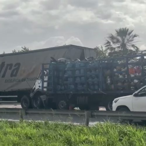 Acidente entre dois caminhões provoca engarrafamento na BR-116, em Aquiraz/CE