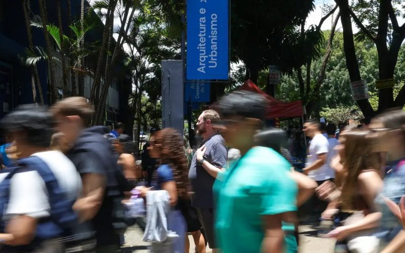 Primeiro dia do Enem 2025 tem abstenção de 27% e 3,2 mil eliminados por irregularidades