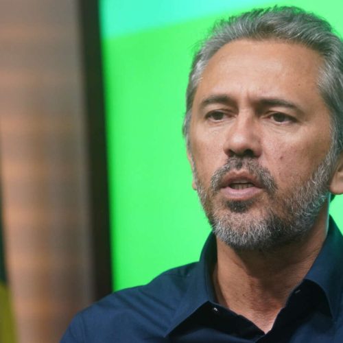 “Minha determinação é prender todos”, diz Elmano após fogos de artifício queimados por facção criminosa