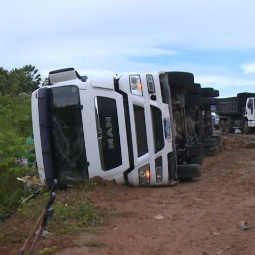 Carreta carregada com lixo orgânico tomba no Quarto Anel Viário durante forte chuva