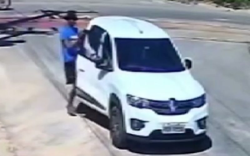 Mulher é assaltada por criminosos em carro, ao caminhar na rua em Fortaleza