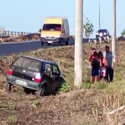 Acidente: carro sai da pista e cai em vala ao trafegar na BR-020, no Ceará