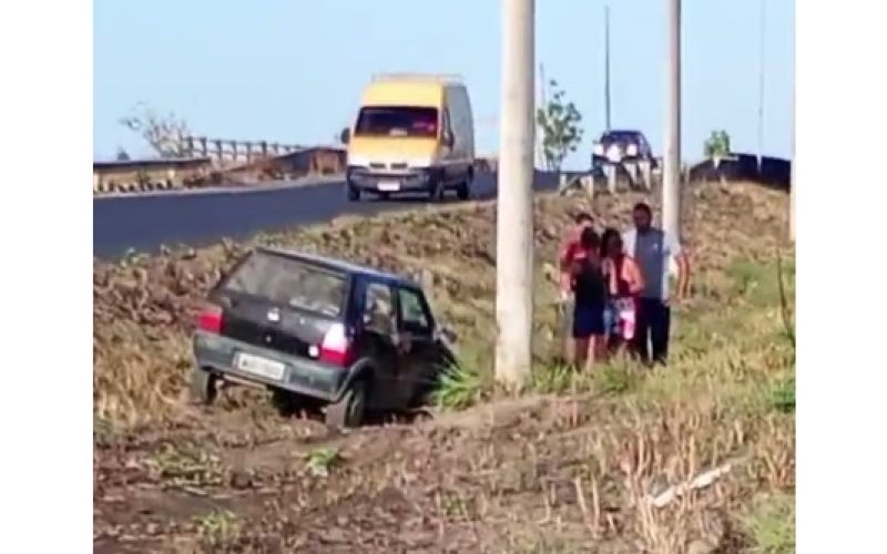 Acidente: carro sai da pista e cai em vala ao trafegar na BR-020, no Ceará