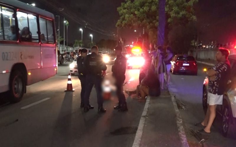 Homem é atropelado e morto ao descer de ônibus e tentar atravessar avenida em Fortaleza