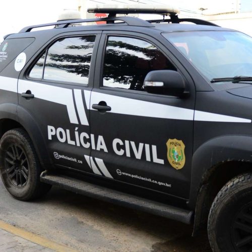 Mãe é presa por abandonar filhos de 8 e 9 anos em casa em Camocim, no Ceará