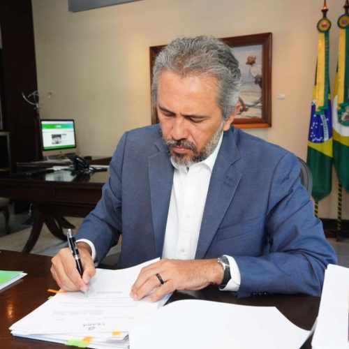 Elmano sanciona lei que autoriza compra de férias de policiais civis e militares no Ceará
