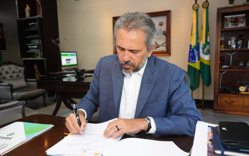 Elmano sanciona lei que autoriza compra de férias de policiais civis e militares no Ceará