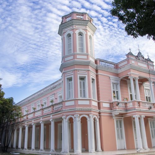 UFC publica edital com 66 vagas para professor, com salários de até R$ 13 mil; confira