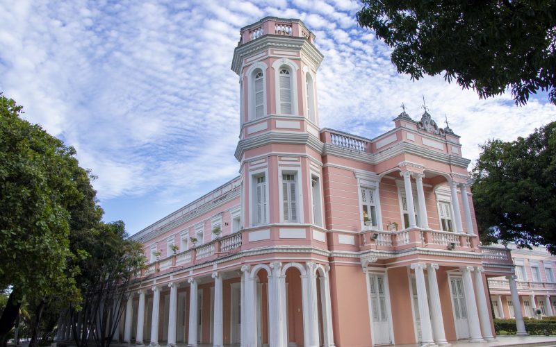 UFC publica edital com 66 vagas para professor, com salários de até R$ 13 mil; confira