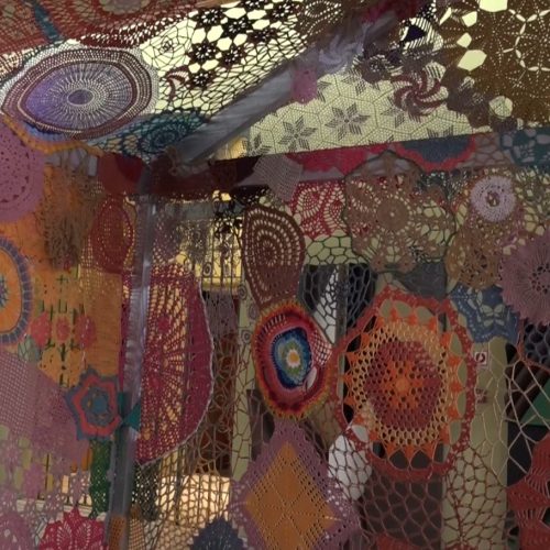 Caixa Cultural de Fortaleza abre oficinas de artesanato com costura manual em instalação inédita