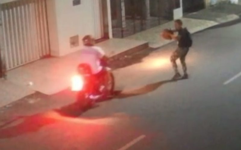 Assalto: ladrão com arma falsa é flagrado roubando moto e fugindo com o veículo em Fortaleza