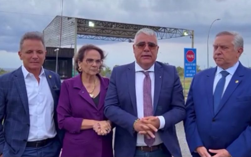 Eduardo Girão e outros senadores bolsonaristas fazem visita à Papuda