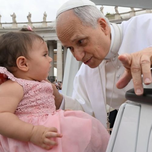 Bebê cearense é escohida entre multidão para ser abençoada pelo Papa Leão XIV