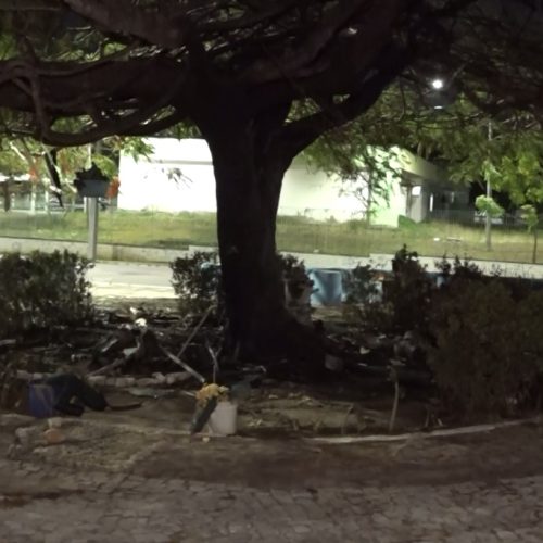 Barraco é incendiado após briga entre pessoas em situação de rua em Maracanaú, no Ceará