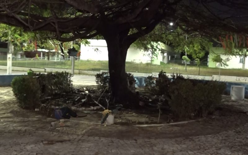 Barraco é incendiado após briga entre pessoas em situação de rua em Maracanaú, no Ceará