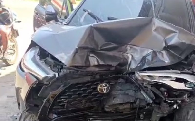 Acidente entre dois carros deixa três pessoas feridas em Fortaleza; motorista ficou preso às ferragens