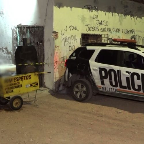 Homem é morto a tiros enquanto vendia espetinho em rua de Fortaleza
