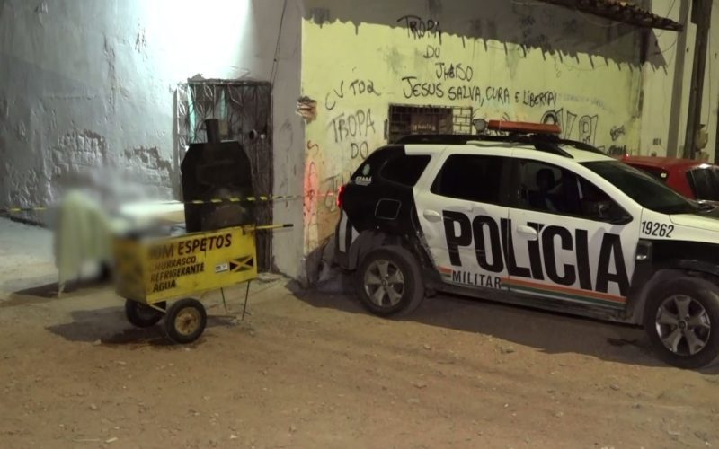 Homem é morto a tiros enquanto vendia espetinho em rua de Fortaleza