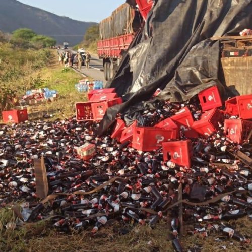 Caminhão com carregamento de cerveja tomba em Irauçuba/CE e população saqueia mercadoria