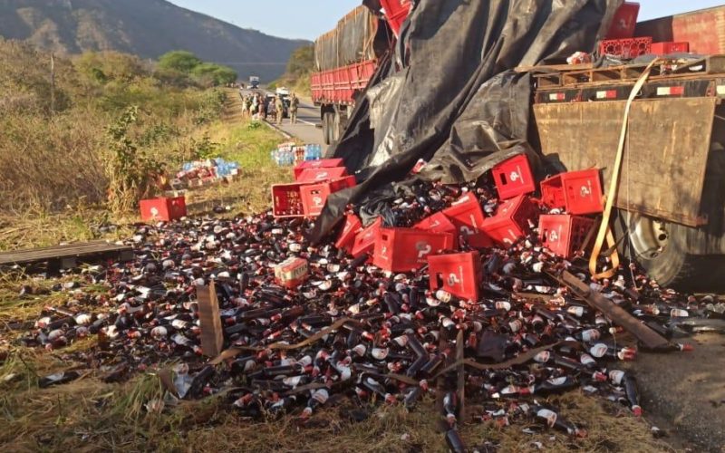 Caminhão com carregamento de cerveja tomba em Irauçuba/CE e população saqueia mercadoria