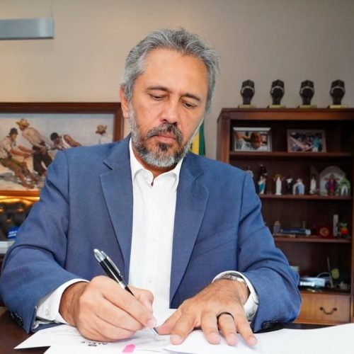 Elmano anuncia ampliação da carga horária de professores da educação básica no Ceará