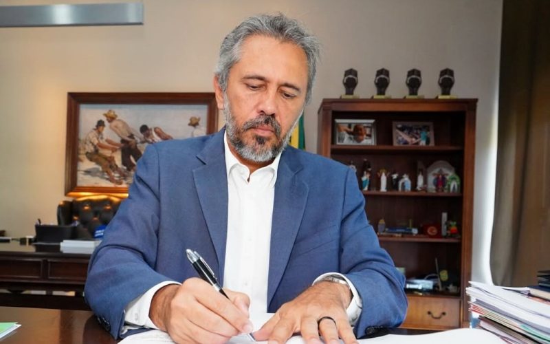 Elmano anuncia ampliação da carga horária de professores da educação básica no Ceará