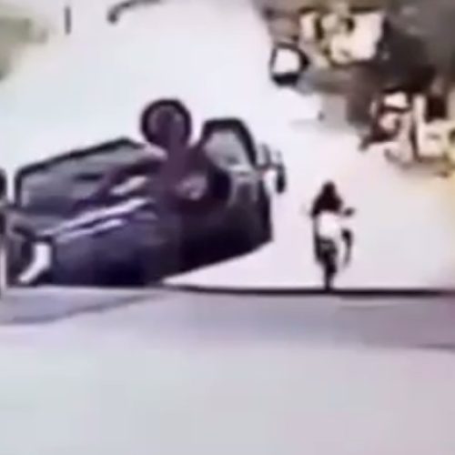 Carro capota em Barbalha, no Ceará, e quase atinge motociclista, que escapa ileso