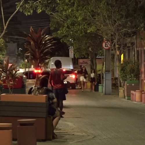 Rua dos Tabajaras, na Praia de Iracema, se mantém como palco boêmio e ponto turístico em Fortaleza
