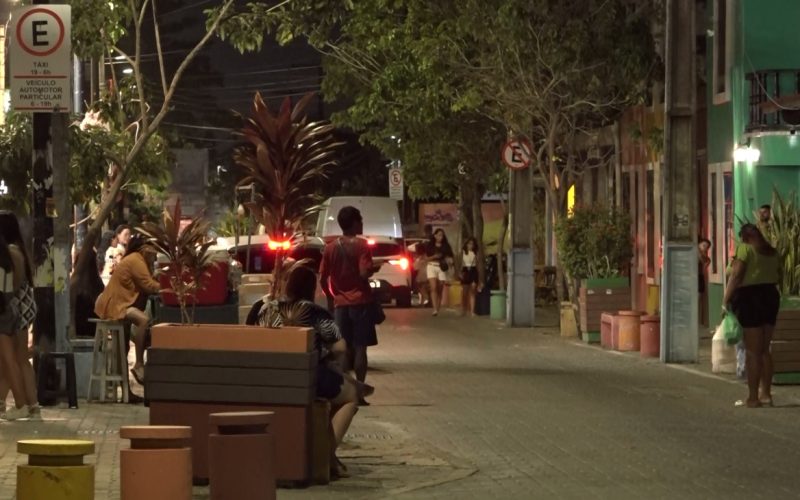 Rua dos Tabajaras, na Praia de Iracema, se mantém como palco boêmio e ponto turístico em Fortaleza