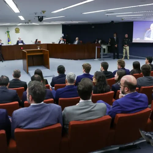 Saiba como foi o 1º dia de julgamento do ex-presidente Bolsonaro e mais sete réus; sessão é retomada nesta quarta (3)