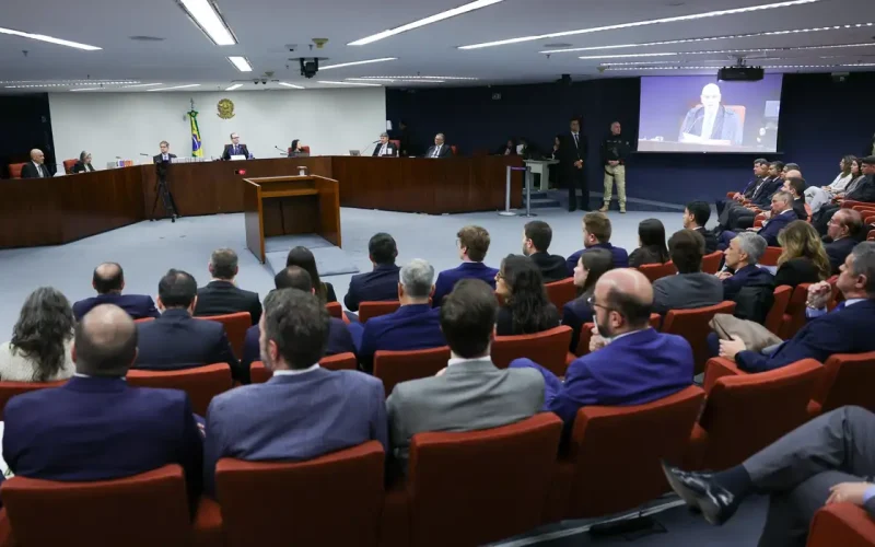Saiba como foi o 1º dia de julgamento do ex-presidente Bolsonaro e mais sete réus; sessão é retomada nesta quarta (3)