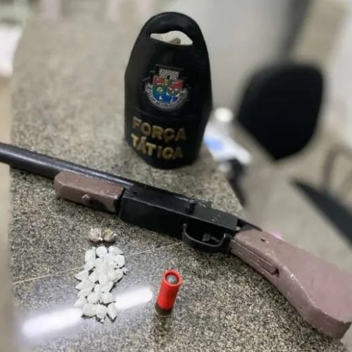 Policiais encontram espingarda e drogas escondidas em casa abandonada em Horizonte/CE