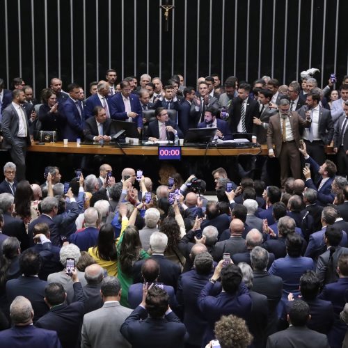 Presidente da Câmara retoma Mesa Diretora após 30 horas de obstrução promovida por deputados bolsonaristas